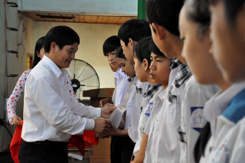 Trưởng phòng GD&ĐT huyện K rông Ana trao  phần thưởng tặng học sinh đạt thành tích cao trong học tập năm học 2011-2012