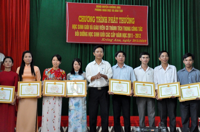 Tặng giấy khen giáo viên có thành tích cao trong bồi dưỡng học sinh giỏi, năm học 2011-2012