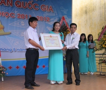 Ban Giám hiệu  Trường Tiểu học Võ Thị Sáu nhận Bằng công nhận đạt Chuẩn  quốc gia mức độ I