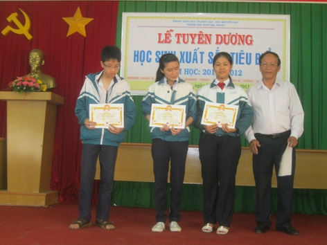   Trao giấy khen và tiền thưởng cho các học sinh đạt giải quốc gia trong các kỳ thi. 