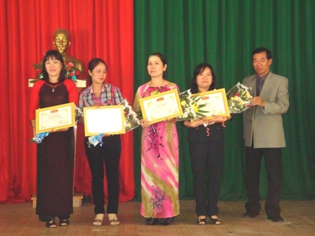 Cô  Nguyễn Thị Hồng Anh (thứ 2  từ trái sang)  nhận  Giấy khen  giáo viên tiểu học dạy giỏi cấp tỉnh năm học 2011-2012. 