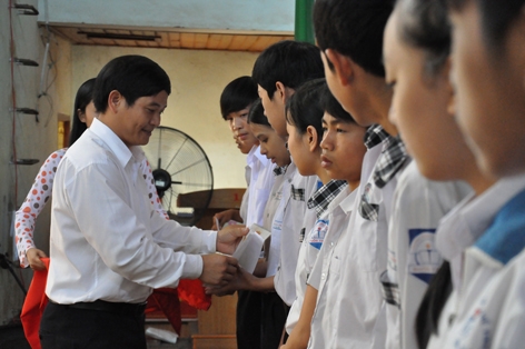 Khen thưởng xứng đáng là một trong những biện pháp khuyến khích phong trào dạy và học tại huyện Krông Ana.