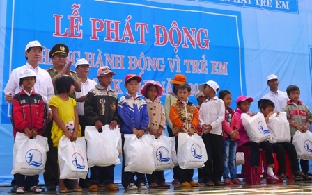 Tặng quà cho trẻ em huyện Cư Kuin