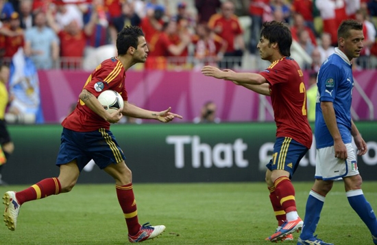 Fabregas gỡ hòa cho Tây Ban Nha