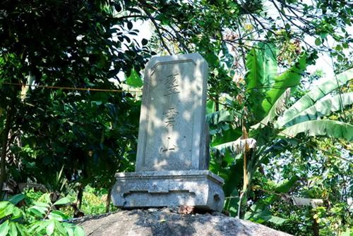 Tấm bia khắc dòng chữ “Túy Vân Sơn” trước lối vào chùa 