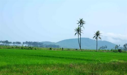 Làng quê thanh bình dưới chân núi