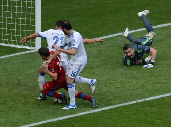 Bị kẹp giữa hai hậu vệ Hy Lạp, nhưng Pilar vẫn ghi bàn thắng nâng tỷ số lên 2-0