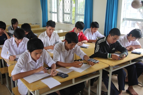            Học sinh Trường THPT  Hồng Đức tập trung  ôn tập  môn Vật lý để thay thế  môn  Ngoại ngữ trong kỳ thi tốt nghiệp THPT  năm 2012. 