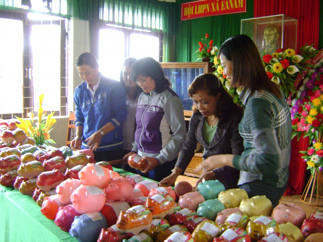 Học và làm theo gương Bác, Hội Phụ nữ xã Ea Nam (huyện Cư M’gar) đã phát động xây dựng       “Heo đất tiết kiệm” giúp đỡ nhiều hội viên có hoàn cảnh đặc biệt khó khăn.     Ảnh: Nguyễn Xuân 