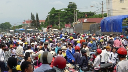 Đoạn đường trước cổng trường bị tắc nghẽn cả giờ liền