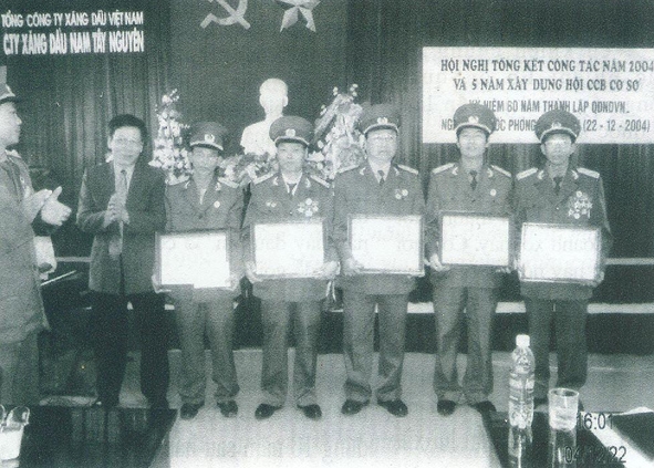   Hội viên CCB Công ty Xăng dầu Nam Tây Nguyên nhận Bằng khen của Bộ Quốc phòng tại Hội nghị tổng kết năm 2004. Ảnh: T.L 