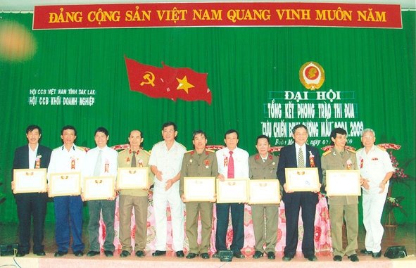 Các tập thể và cá nhân có thành tích được khen thưởng tại Hội nghị Tổng kết phong trào thi đua “Cựu chiến binh gương mẫu” 5 năm 2004-2009. Ảnh: T.L  