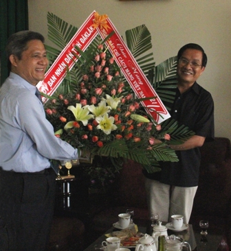 Chủ tịch UBND tỉnh Lữ Ngọc Cư tặng hoa chúc mừng Báo Dak Lak