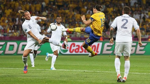 Pha tung chân sút bóng cực đẹp của Ibrahimovic vào lưới đội tuyển Pháp