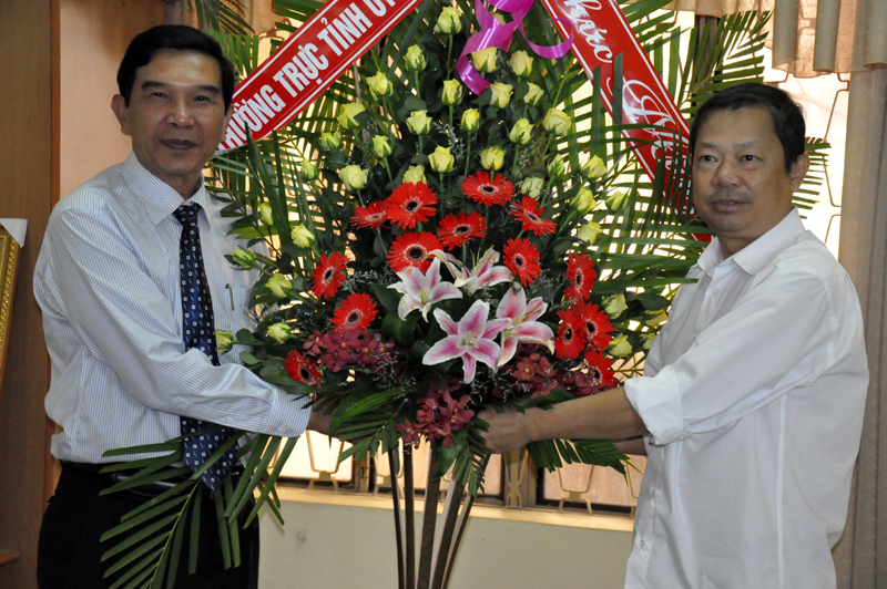 Tặng hoa chúc mừng Báo Nhân dân