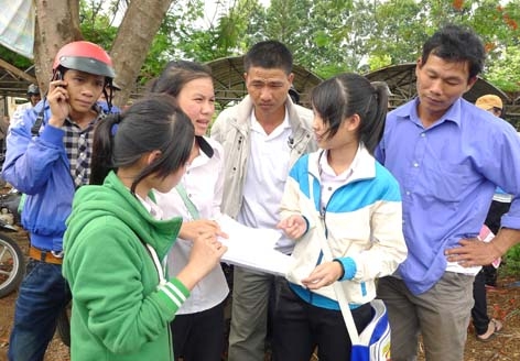 Học sinh dự thi vào lớp 10 Trường THPT Thực hành Cao Nguyên năm học 2012-2013 trao đổi bài làm sau môn thi Hóa học.  