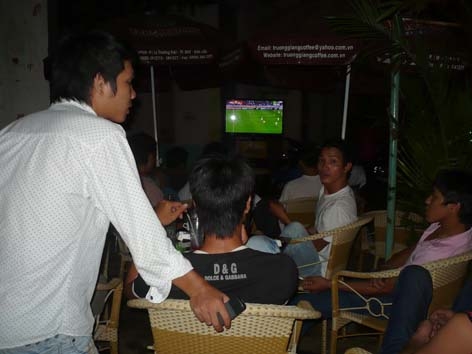 Sinh viên xem bóng đá tại quán cà phê trên đường Lê Duẩn,TP. Buôn Ma Thuột.