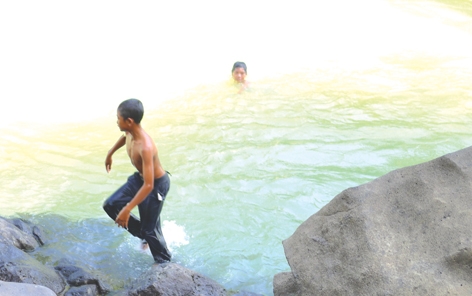 Trẻ em ở xã Krông Nô (Lak) thường xuyên tắm sông không có người lớn quản lý.  
