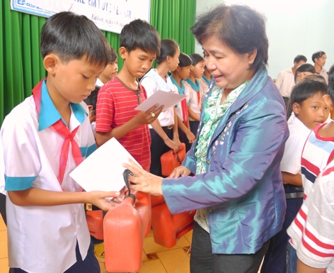 Đại diện  Quỹ Bảo trợ  trẻ em  Việt Nam  tặng phao  cứu sinh  và cấp Giấy chứng nhận  cho  học sinh  lớp học bơi  ở huyện Ea Kar. 