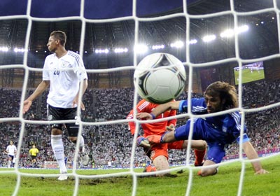 Pha ghi bàn gỡ hòa 1-1 cho Hy Lạp của G.Samaras.