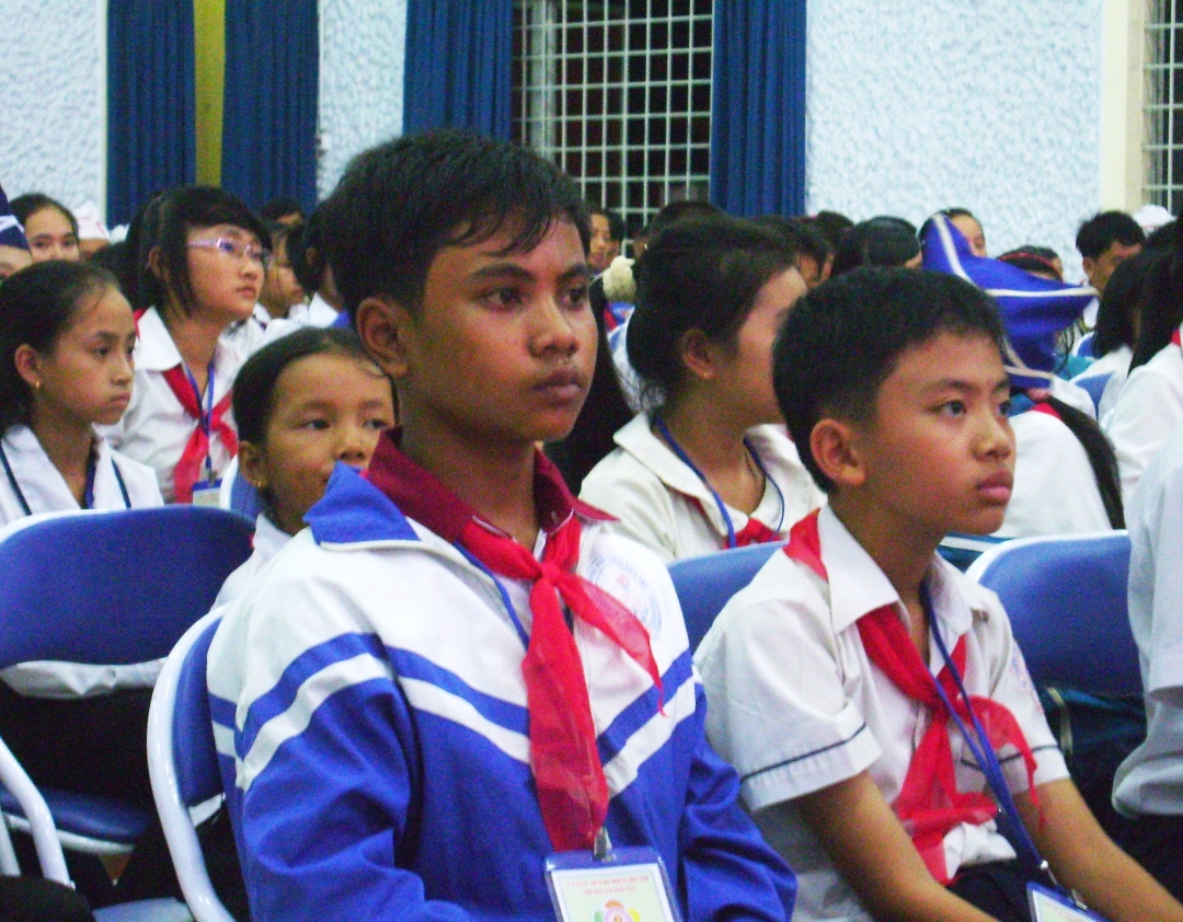          Em Y Hon Ông (hàng đầu bên trái) 