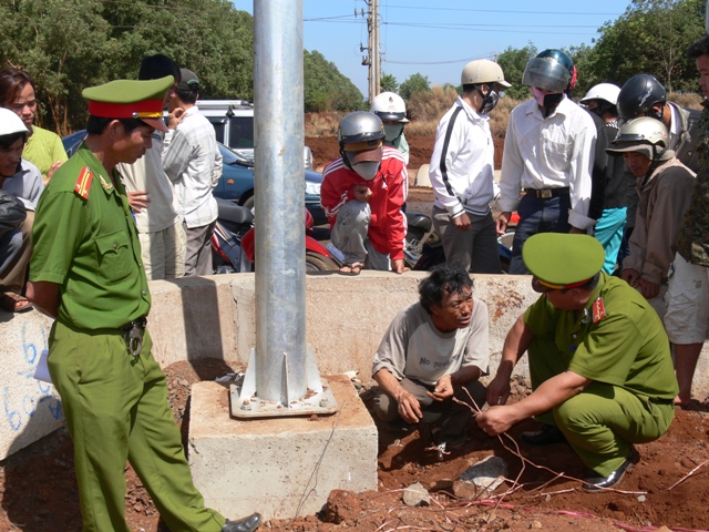 Công an huyện Lak dựng lại hiện trường một vụ cắt trộm dây điện tại thị trấn Liên Sơn