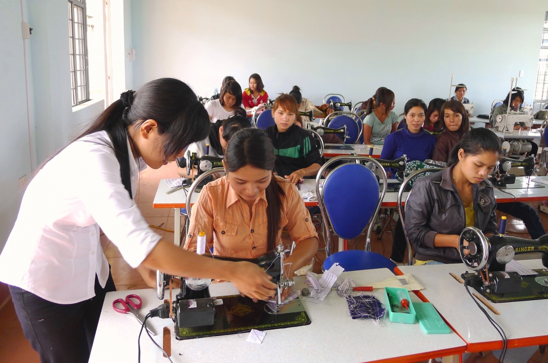 Lớp may duy nhất tại Trung tâm dạy nghề Krông Năng trong 6 tháng đầu năm 2012.  