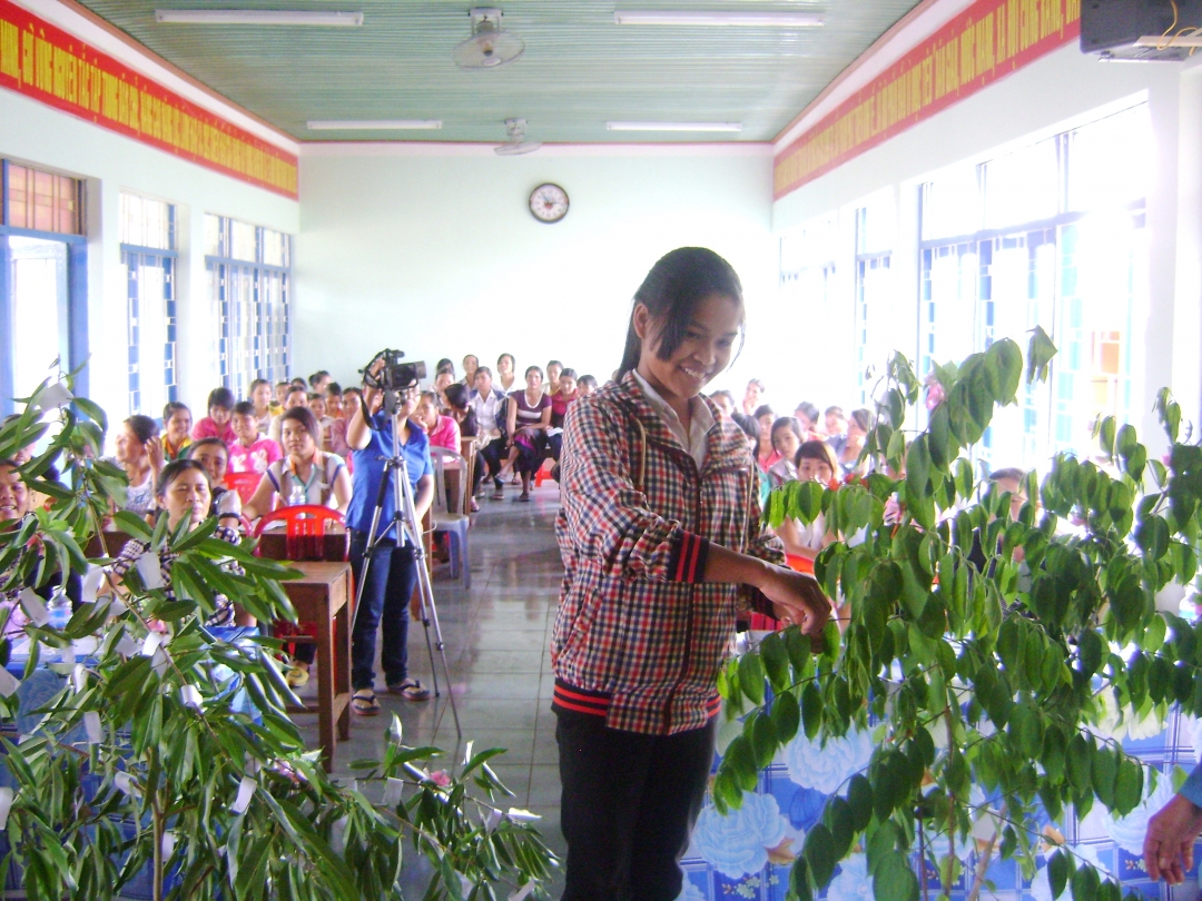 “Hái hoa dân chủ” là một trong những nội dung sinh động, hấp dẫn, thu hút đông đảo thành viên CLB “Kết nối mẹ và con gái” xã Ea Hiu tham gia.