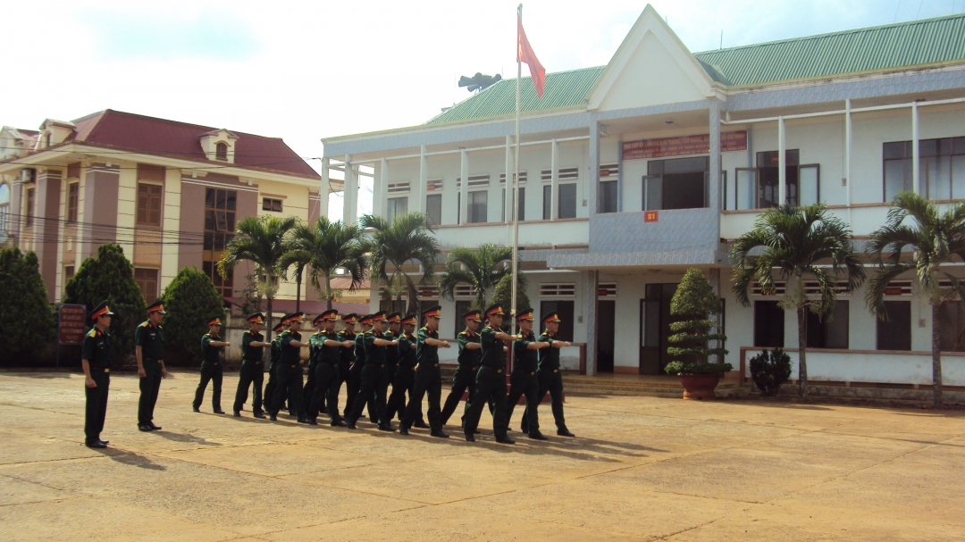 Tập luyện Điều lệnh đội ngũ, xây dựng đơn vị chính quy ở Ban Chỉ huy  Quân sự huyện Krông Năng. 