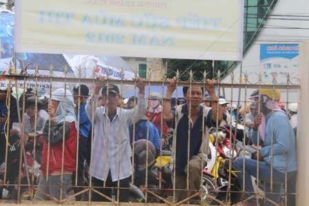 Bên ngoài phòng thi phụ huynh luôn hồi hộp dõi theo