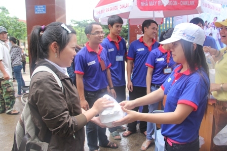 Sinh viên tình nguyện Trường Đại học Tây Nguyên đưa cơm miễn phí cho thí sinh