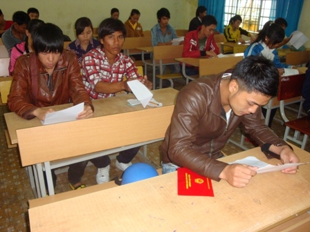 Thí sinh tại điểm thi Trường THPT Hồng Đức nghe phổ biến quy chế thi