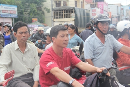 Bên ngoài các điểm thi, phụ huynh luôn lo lắng với kết quả làm bài của con