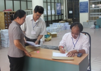 Bàn giao túi đựng bài thi cho lãnh đạo Hội đồng tuyển sinh