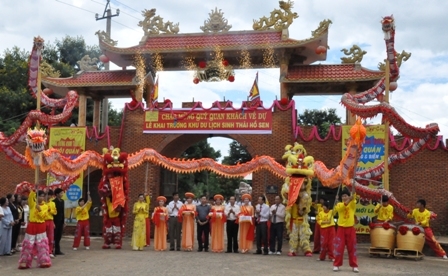 Cắt băng khai trương Khu du lịch Sinh thái Hồ Sen