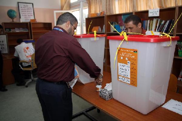 Người dân đang tham gia bỏ phiếu tại thủ đô Tripoli