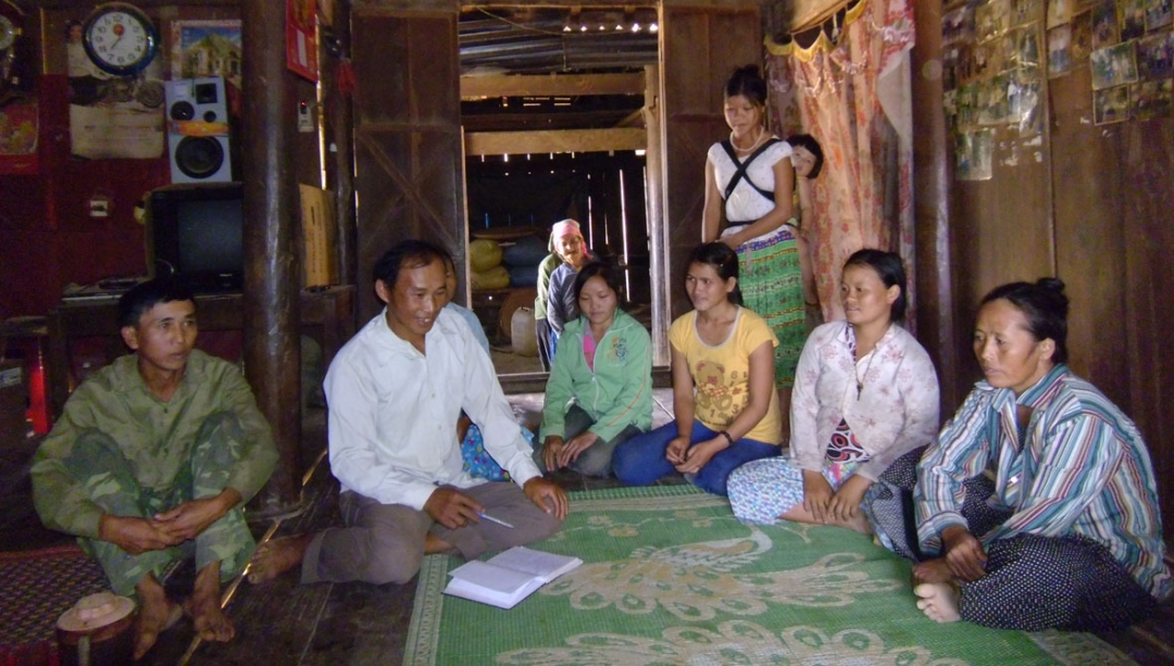    Ông Hoàng Văn Băng (áo trắng), tổ trưởng tổ hòa giải thôn Noh Prông đang hòa giải mâu thuẫn vợ chồng trong một gia đình. 