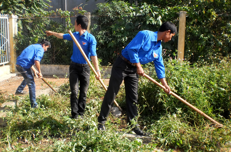 Dọn vệ sinh môi trường tại điểm Đài tưởng niệm liệt sỹ xã Ea Bông