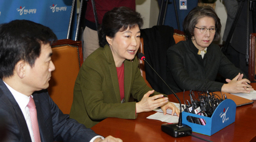 Bà Park Geun-hye (giữa). Ảnh: Internet