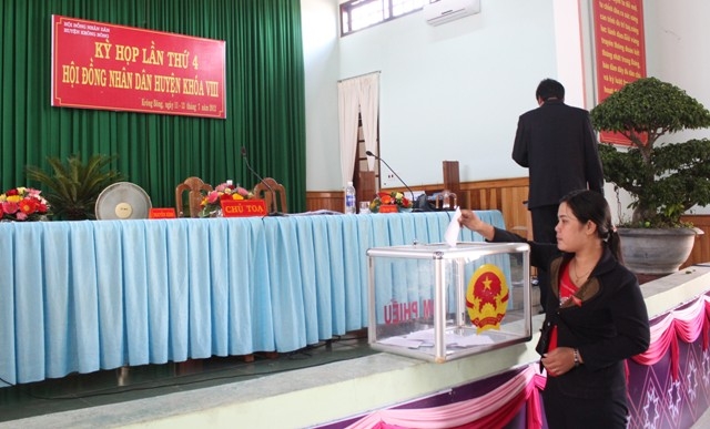 Các đại biểu bỏ phiếu miễn nhiệm đại biểu HĐND huyện và chức danh Phó Chủ tịch UBND huyện đối với ông Nguyễn Lự