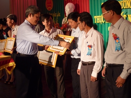 Chủ tịch UBND tỉnh Lữ Ngọc Cư trao Bằng khen của UBND tỉnh cho các tổ chức, cá nhân điển hình