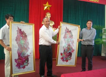 Ban chủ nhiệm Chương trình Tây Nguyên 3 tặng UBND tỉnh bức hình chụp Tây Nguyên từ vũ trụ