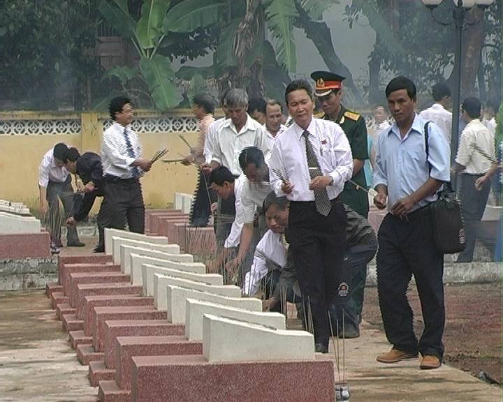 Đoàn đại biểu HĐND huyện Ea H’leo thắp hương tri ân  tại nghĩa trang liệt sĩ huyện trước kỳ họp lần thứ 4, khóa 8, nhiệm kỳ 2011- 2016. 