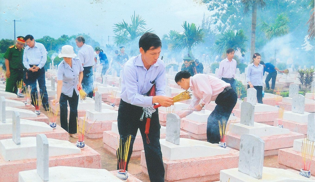 Thắp nhang viếng mộ liệt sĩ tại Nghĩa trang Liệt sĩ tỉnh.  