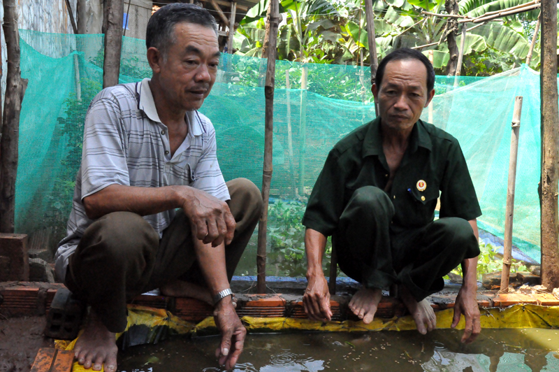 Ông Nguyễn Trọng Cử (phải) thăm mô kinh tế của một hội viên