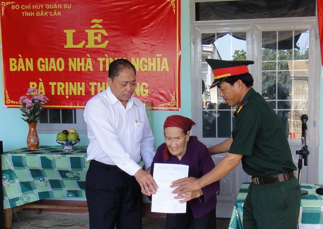 Đại diện Ban Chỉ huy quân sự TP. Buôn Ma Thuột và Công ty Cổ phần thương mại Sabeco Tây Nguyên