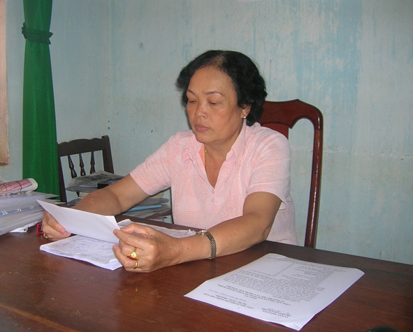 Bà Phước đang nghiên cứu tài liệu  chuyên môn.  