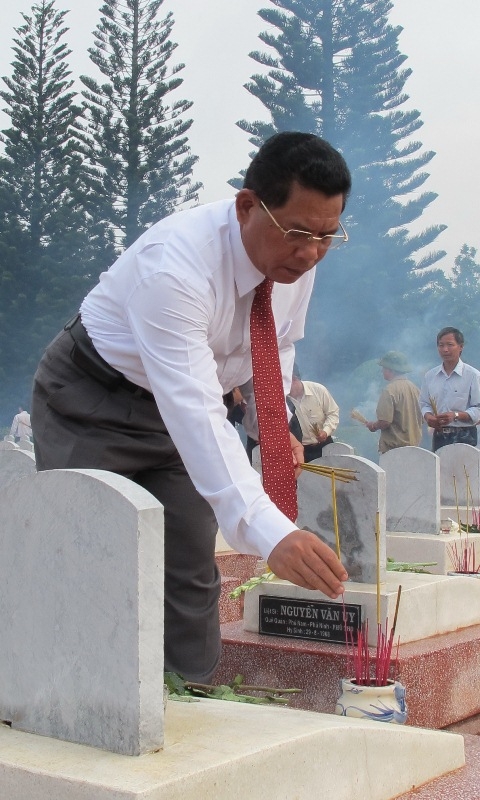 Đồng chí Niê Thuật, Ủy viên Trung ương Đảng, Bí thư Tỉnh ủy, Chủ tịch HĐND tỉnh thắp hương trên các phần mộ liệt sĩ trong Nghĩa trang