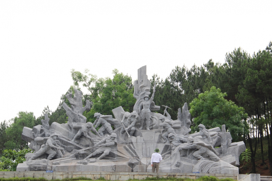 Tượng đài Chiến thắng Đồng Lộc dưới chân núi Trọ Voi.  
