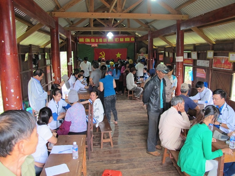 Đổng đảo người dân trong buôn đã có mặt tại Nhà văn hóa cộng đồng để được khám và phát thuốc miễn phí